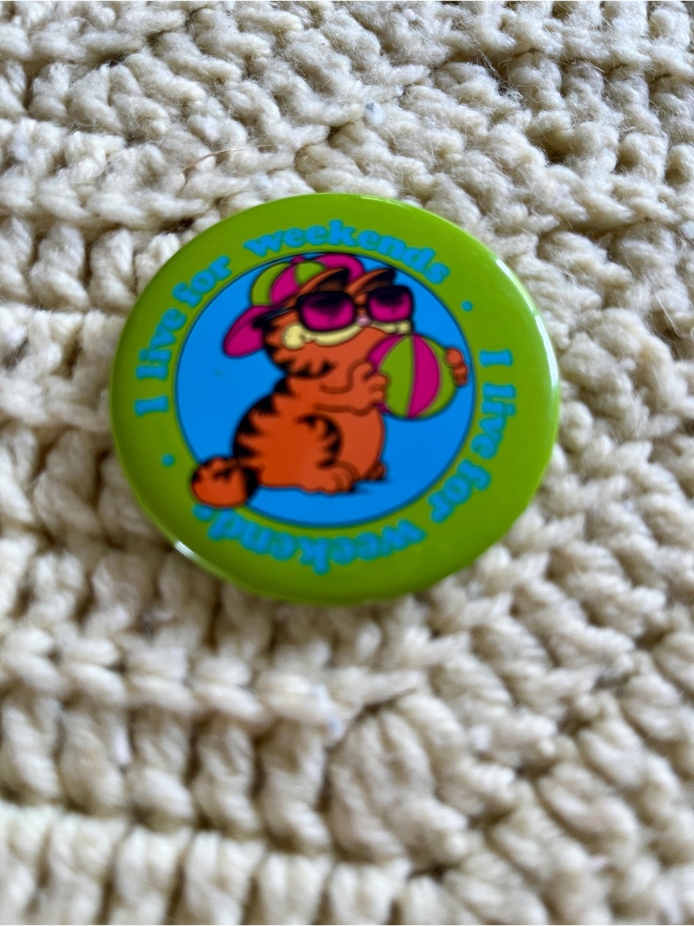 Garfield 1985 vintage pin - 'I Live for Weekends'